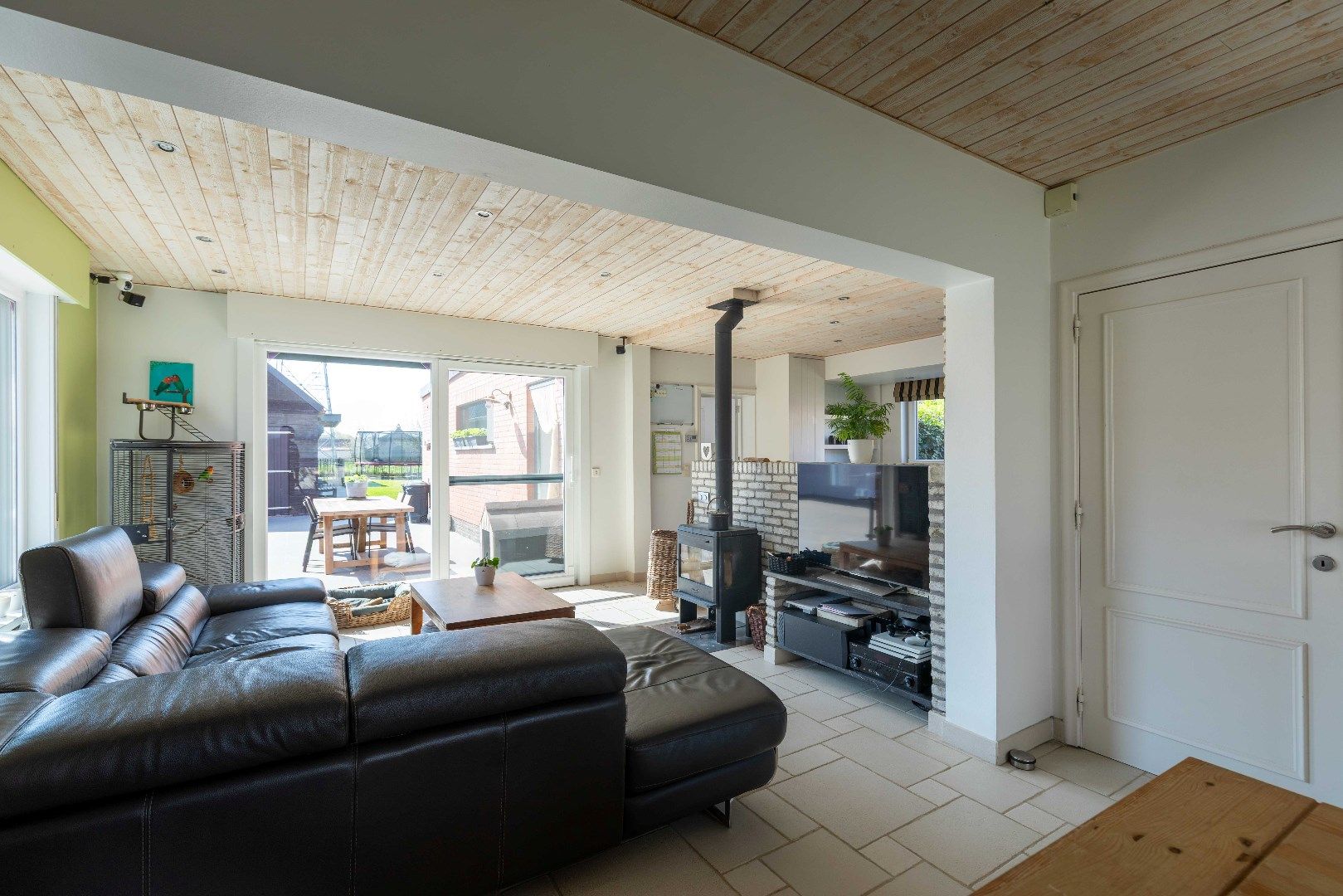 Vernieuwde energiezuinige alleenstaande woning met bijgebouwen  foto 3