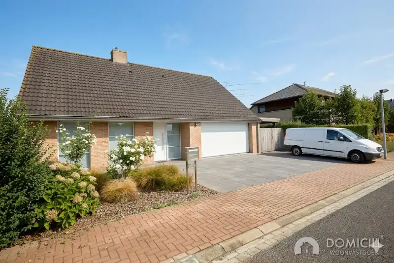 Roeselare –&nbsp; stijlvolle villa met zonnige tuin, 5 slaapkamers/bureel, dubbele garage en ruime carport. opp 564 m². foto {{pictureIndex}}