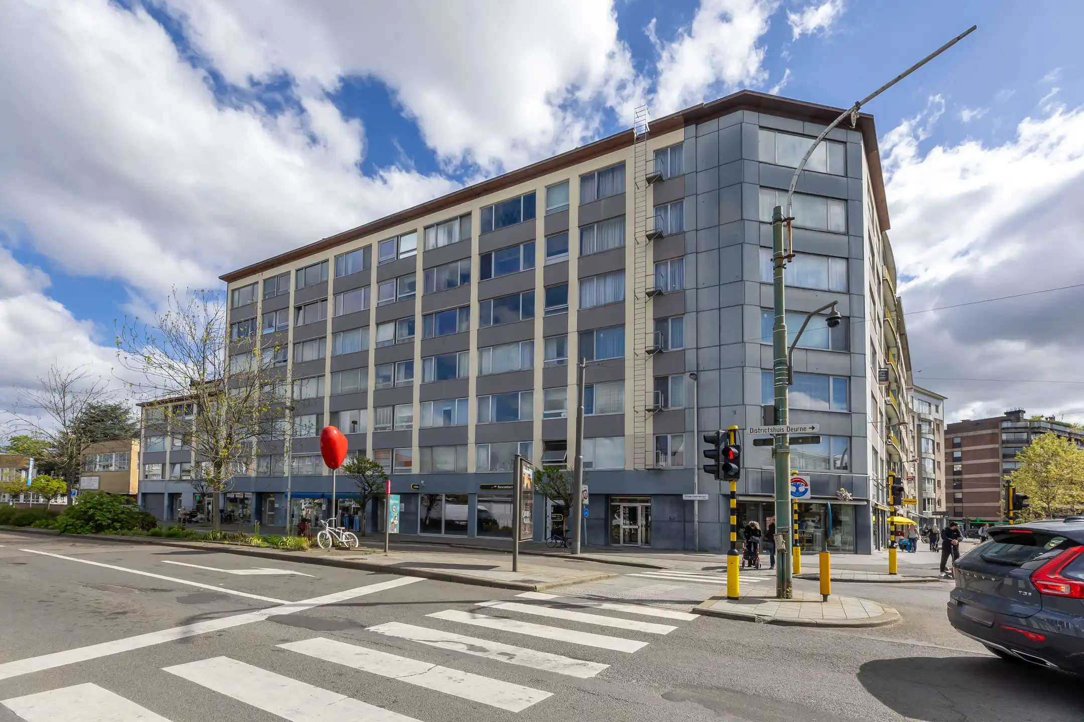 Mooi centraal gelegen appartement met 2 slaapkamers en terras foto 2
