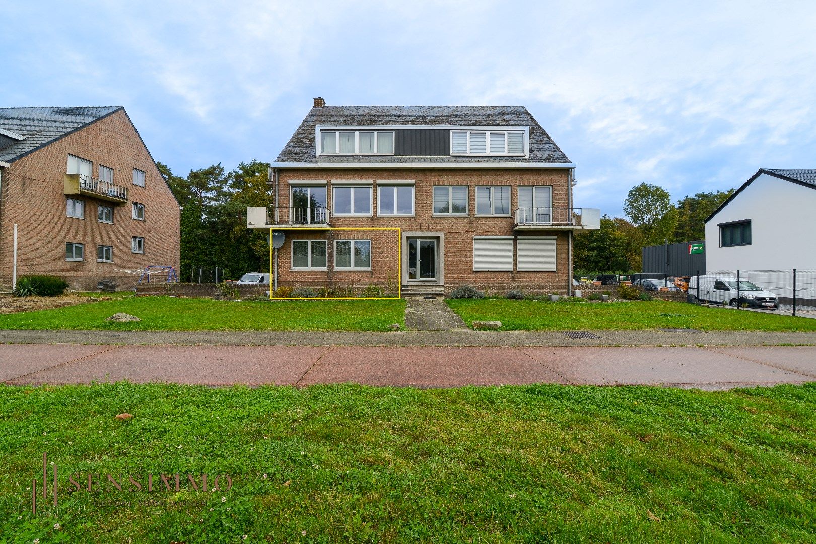 Gelijkvloers appartement van 107m² met 3 slaapkamers en 2 garageboxen. foto 1