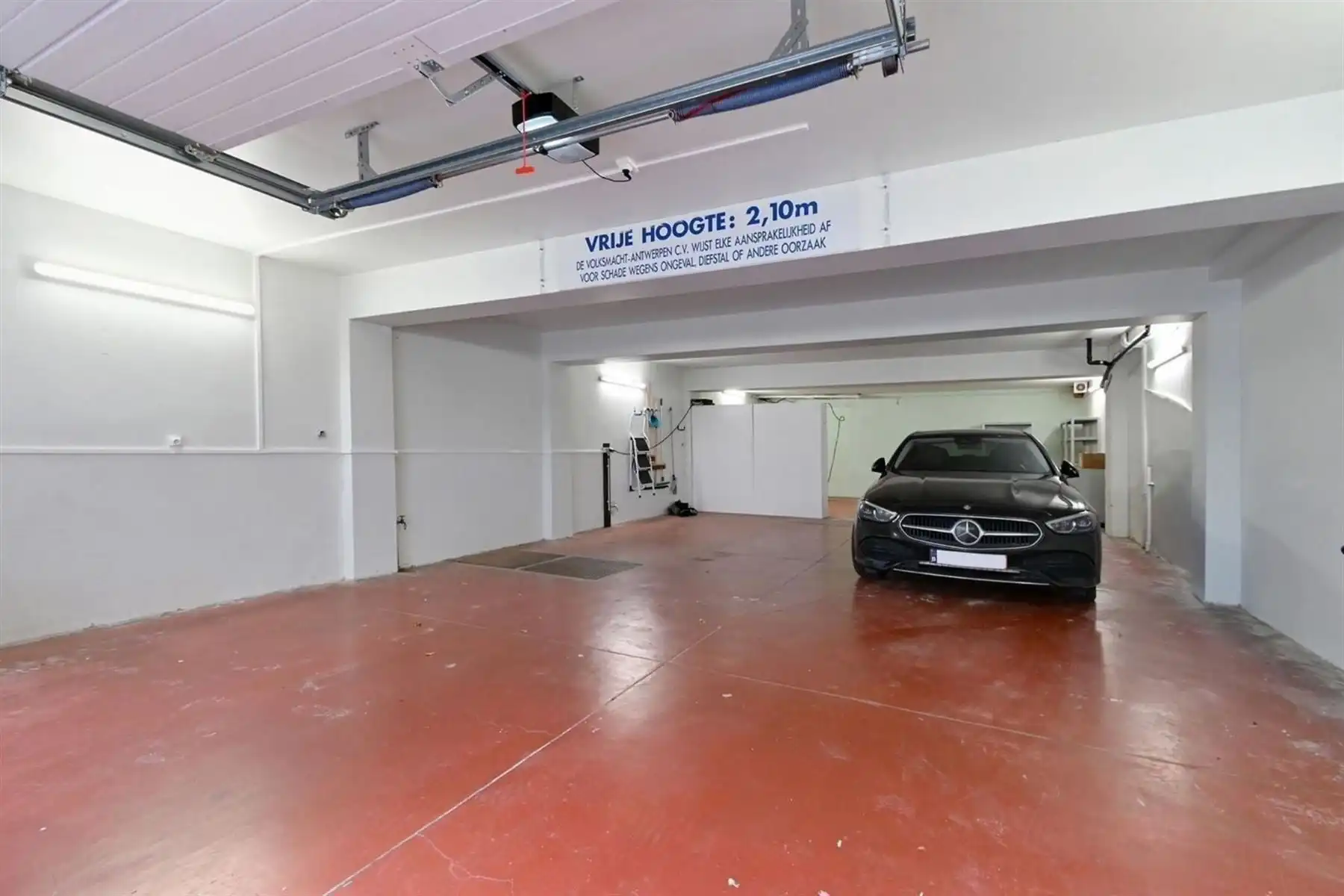 Modern, gerenoveerd kantoor met ruime garage foto 11