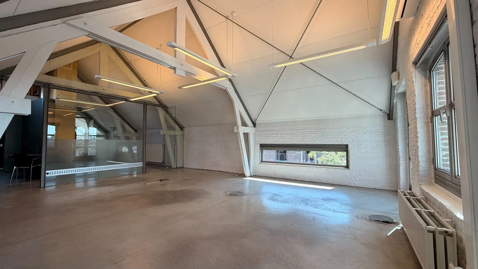 Trendy kantoor in gerenoveerd pakhuis nabij het Eilandje foto 8