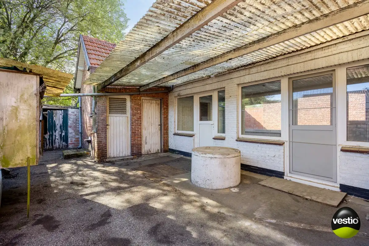 Te strippen gezinswoning op een bosrijke- en rustige locatie in Heusden-Zolder. foto 11