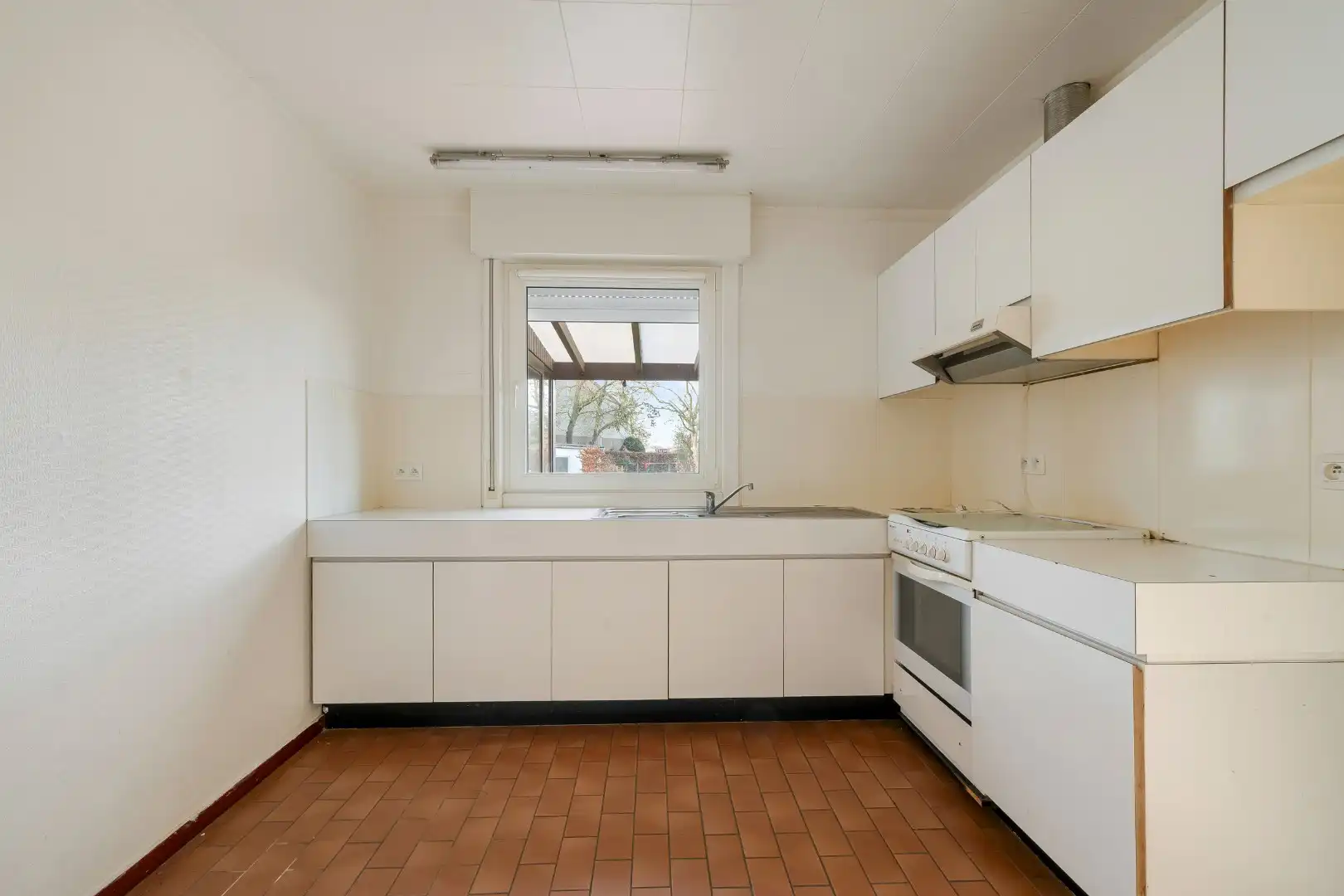 Gelijkvloerse woning met 3 slaapkamers, ruime garage en tuin. foto 6