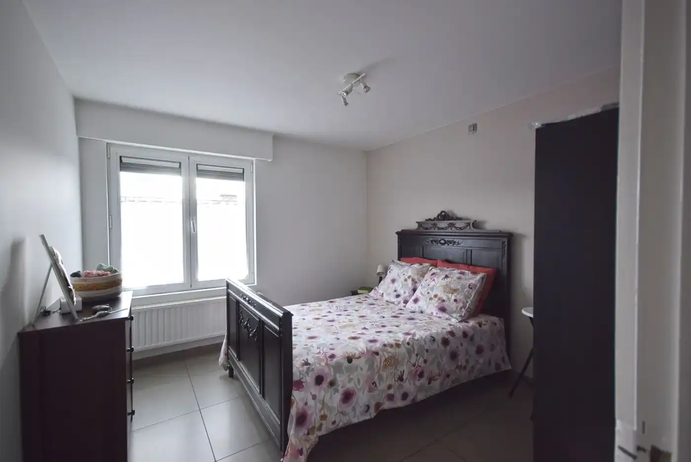 TWEE SLAAPKAMER APPARTEMENT MET GARAGE EN AUTOSTAANPLAATS CENTRUM RUMBEKE foto 5