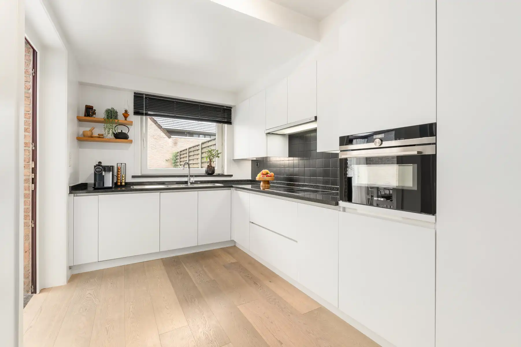 Instapklare, stijlvol gerenoveerde woning met 3 slaapkamers en dubbele garage in hartje Meulebeke foto 5