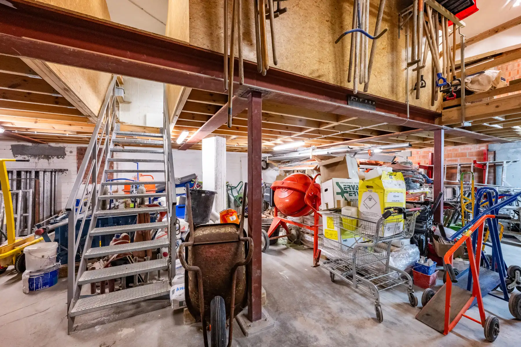 Ruim en veelzijdig bedrijfspand met parking en opslag foto 11