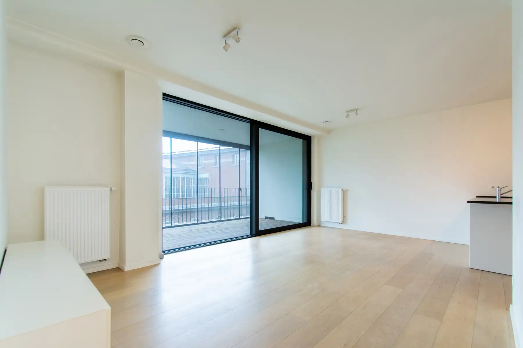 Ongemeubeld 1k appartement met prachtig terrras foto 4