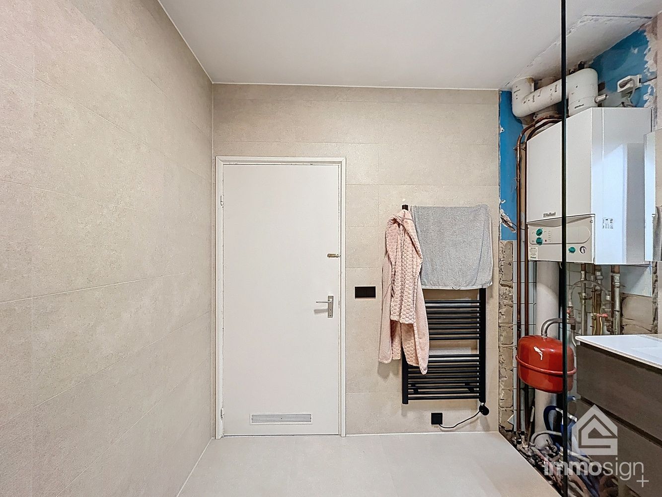 Instapklaar appartement met vernieuwd interieur, 3 slaapkamers en garage in hartje Hamont foto 23