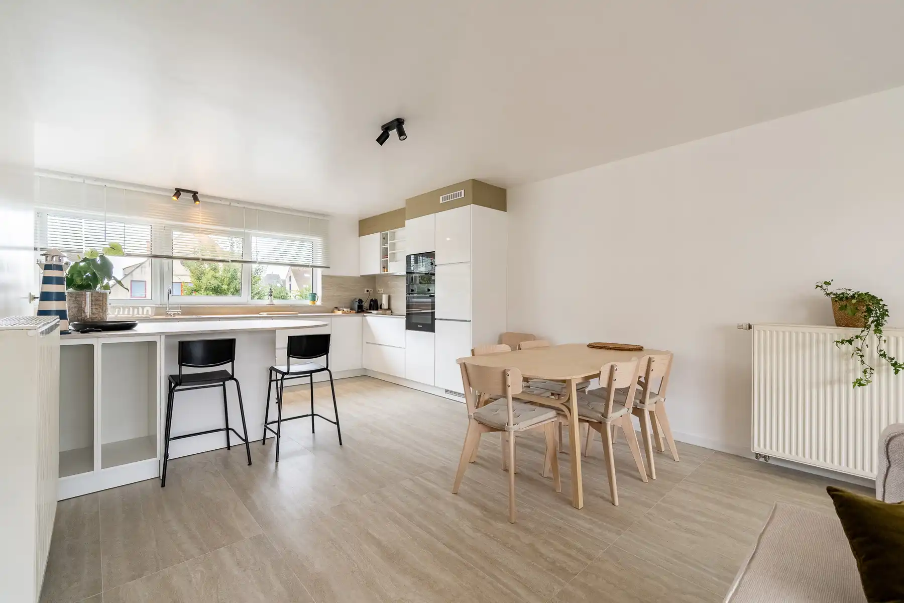 Rustig gelegen, gemeubelde bel-etage woning met garage  foto 12
