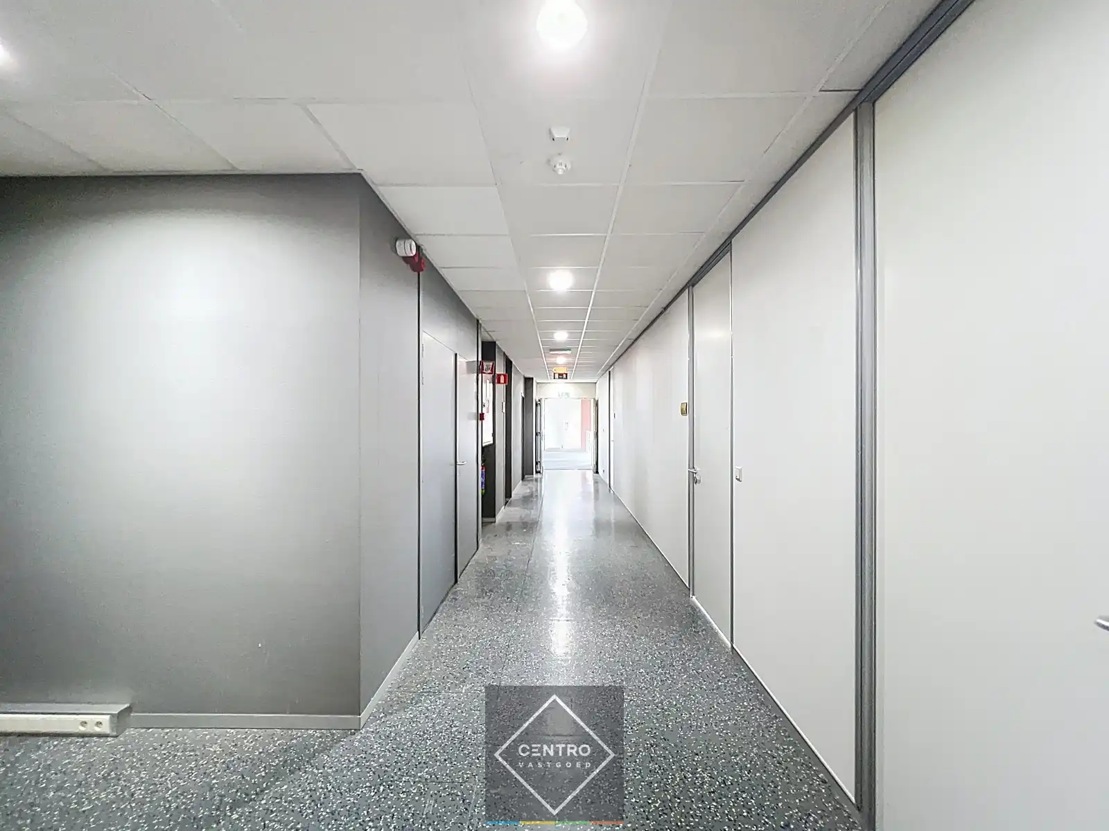 Instapklare KANTOORRUIMTEN (± 255 m²) - ALL-IN formule (huur, verbruik, randaccomodatie, etc.) te IEPER. foto 2