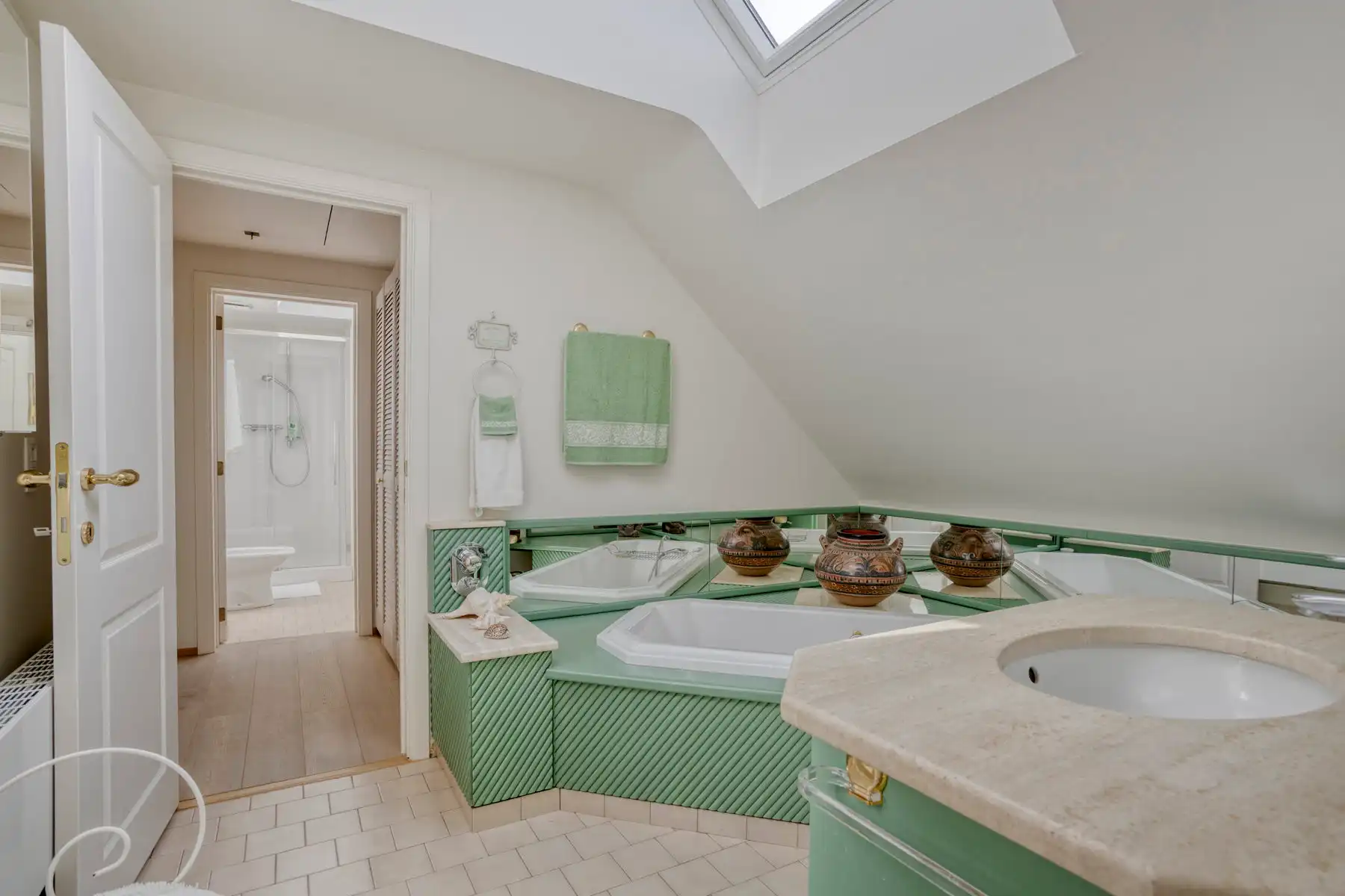 Uiterst residentieel gelegen villa met prachtige tuin foto 25