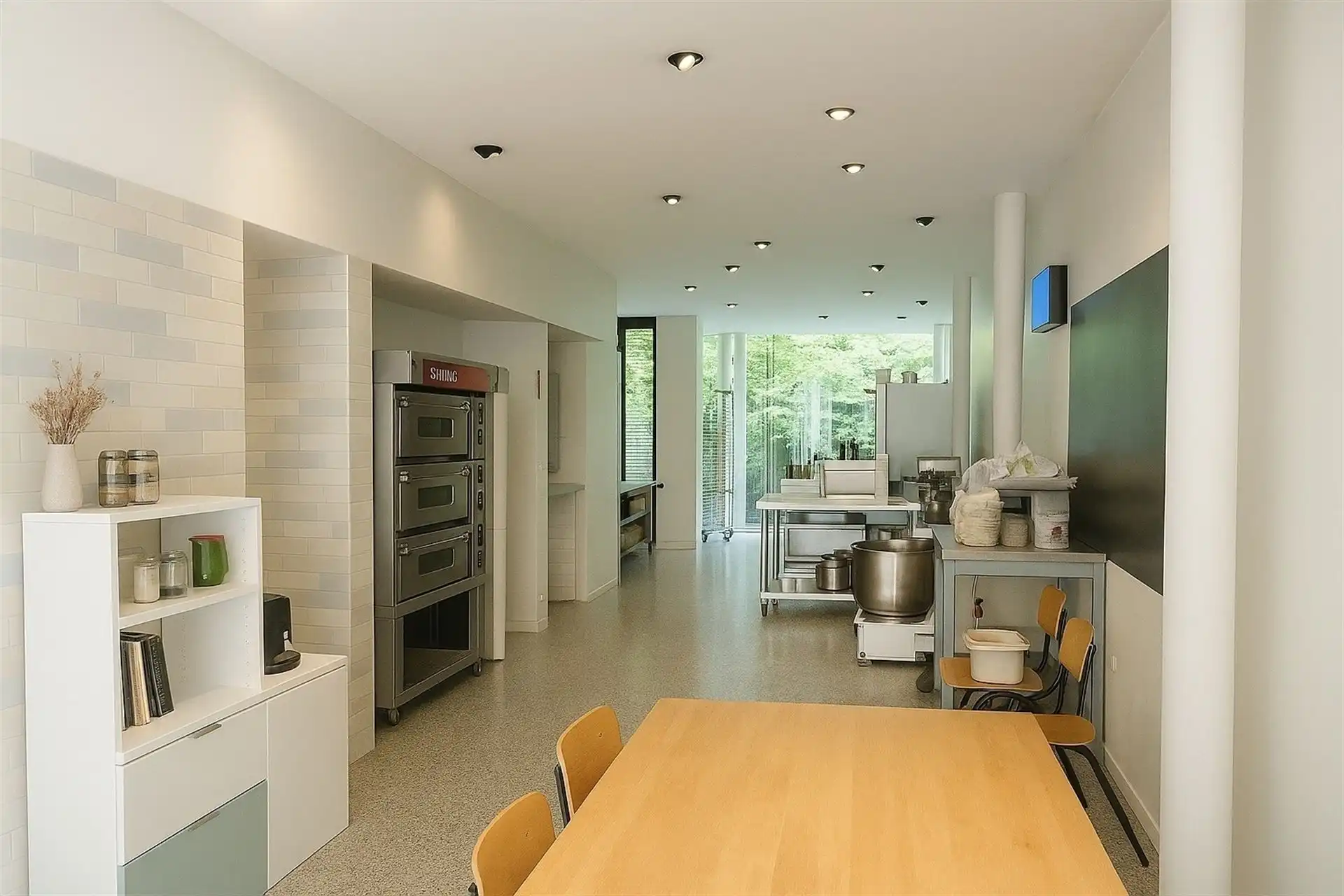 Instapklaar handelsglv met tuin nabij station. foto {{pictureIndex}}