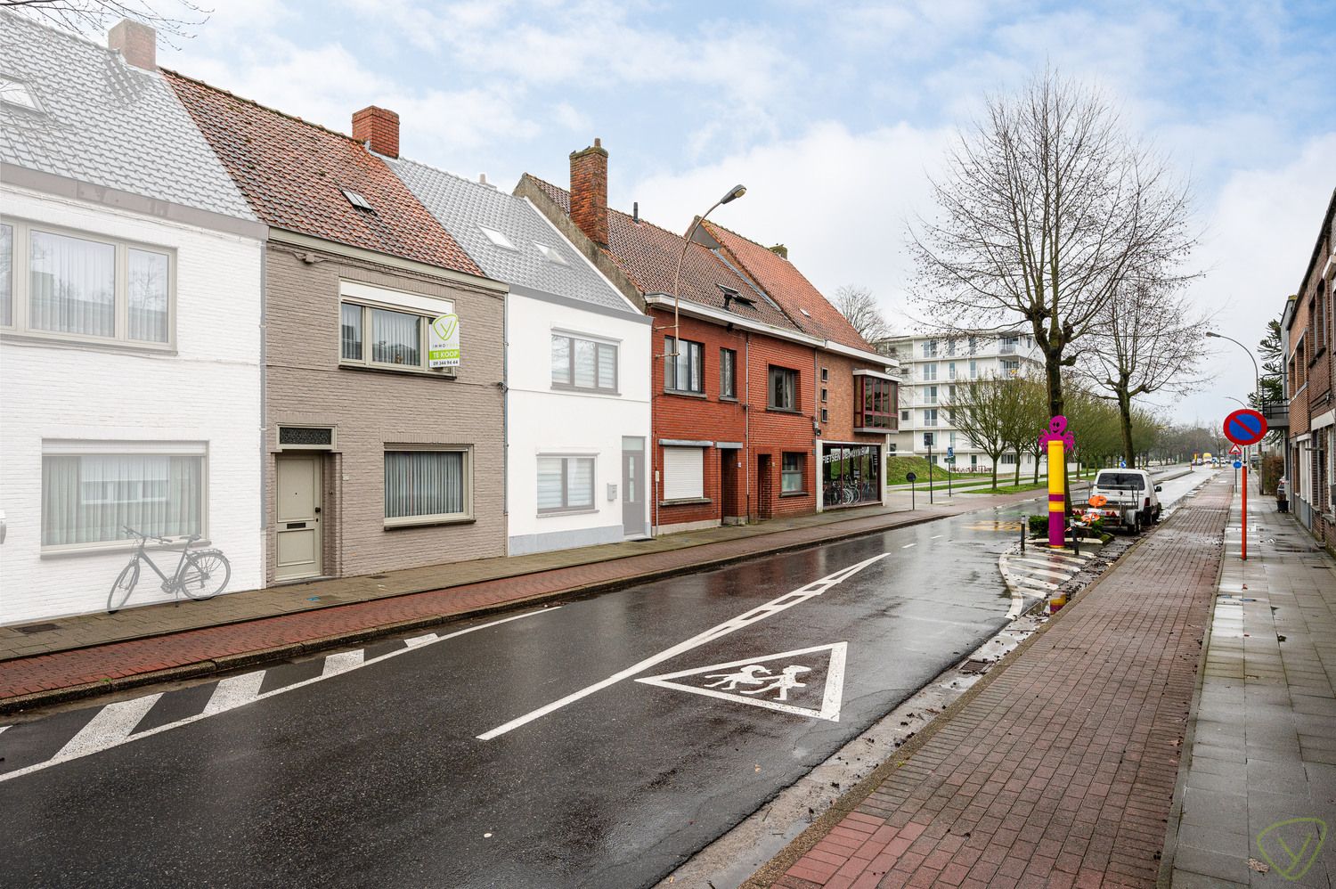 Hoofdfoto van de publicatie: Zonnige en op te frissen woning gelegen nabij het sportpark van Eeklo!