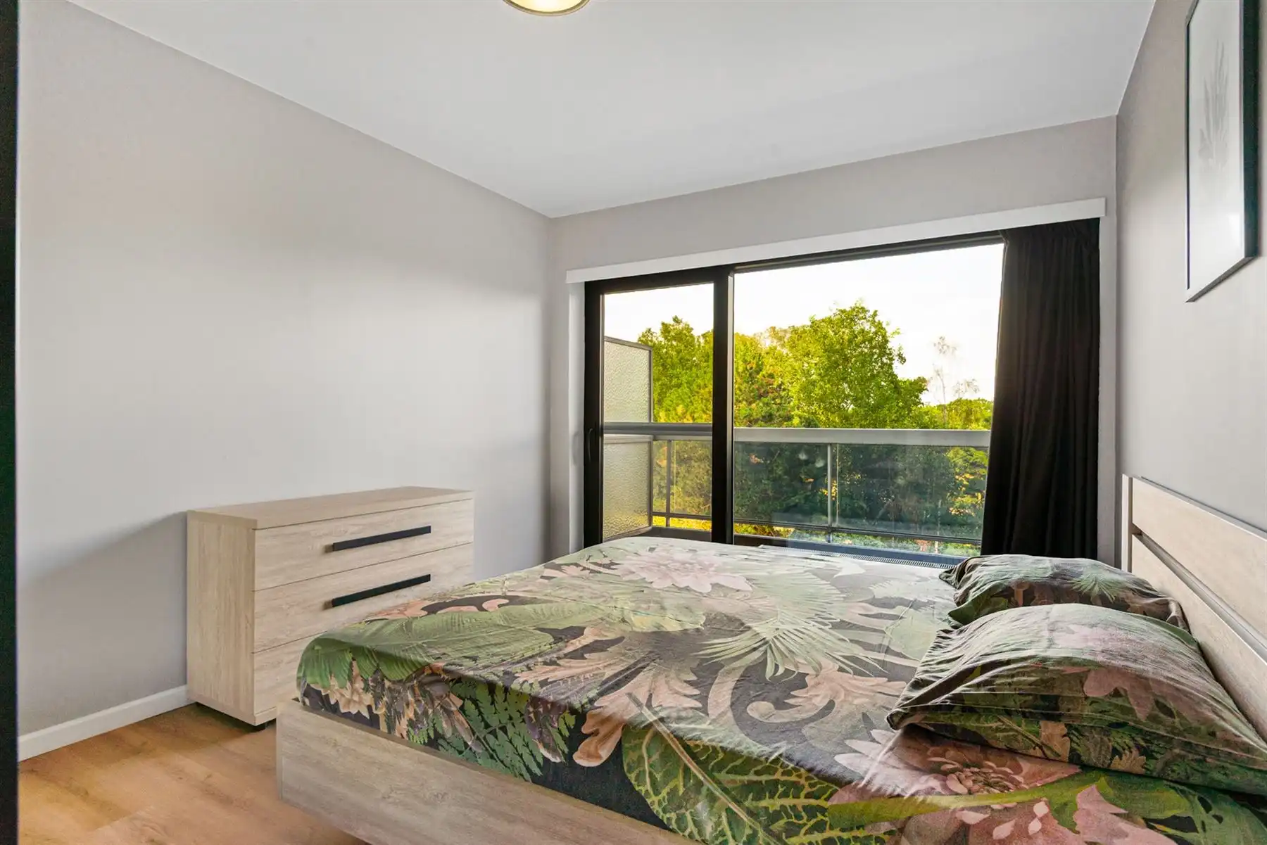 Gerenoveerd appartement met 2 slaapkamers te Merksem! foto 6