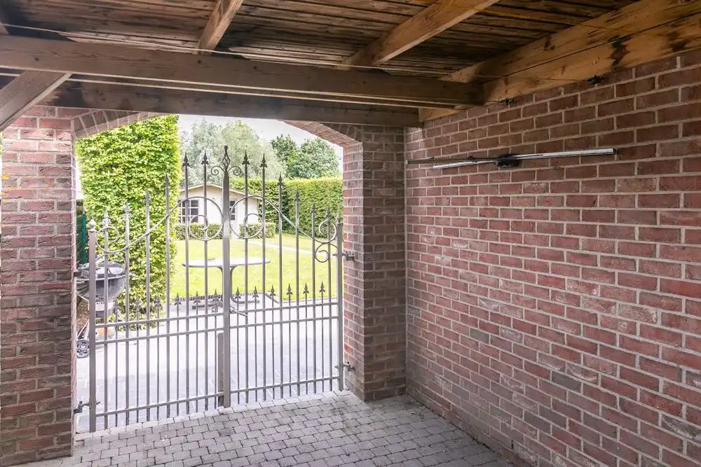 Ruime halfopen woning met garage, carport en tuin foto 22
