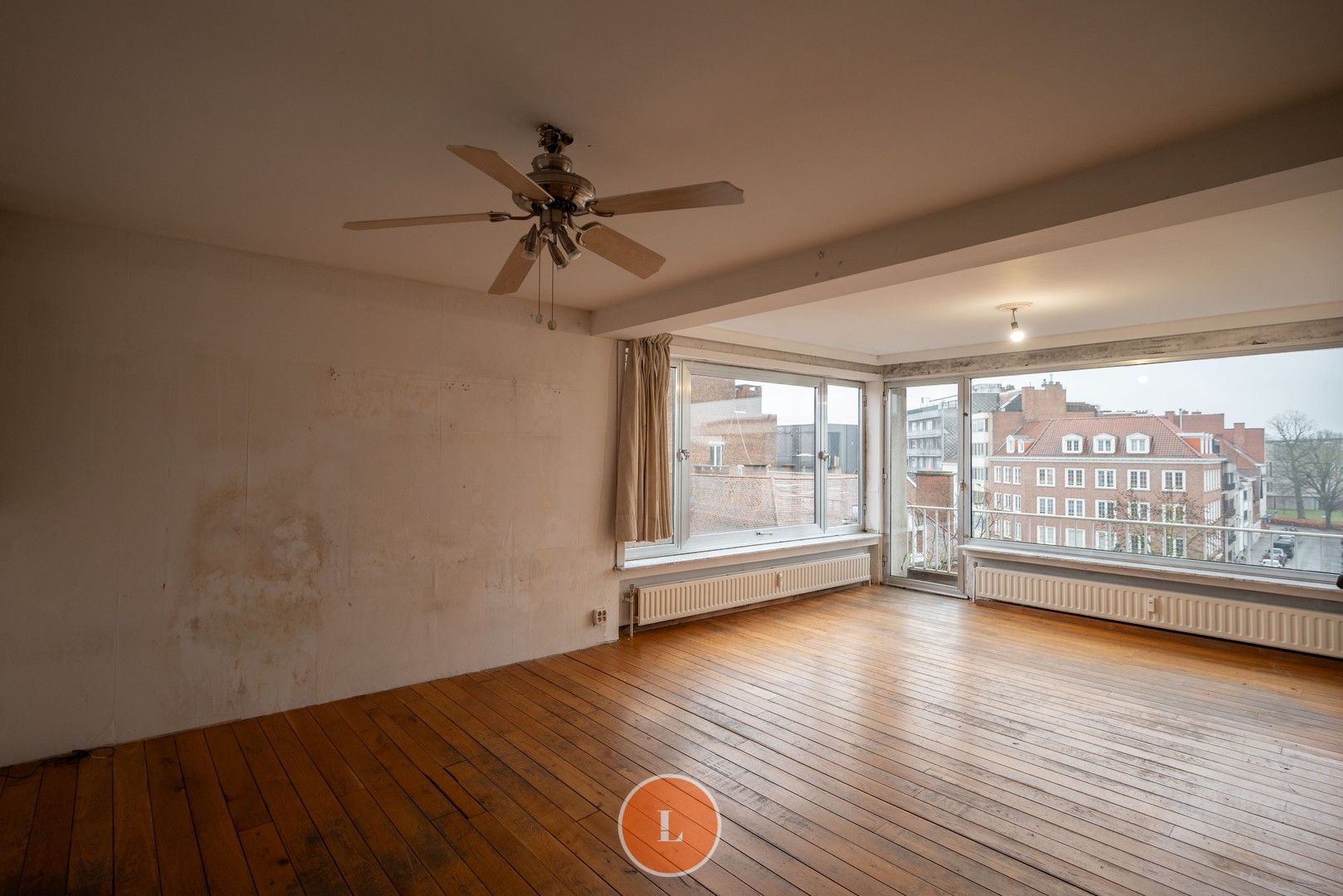 Op te frissen appartement te Kortrijk met 3 slaapkamers. foto 2