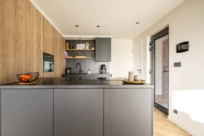Gerenoveerde halfopen woning met ruime tuin. foto 8