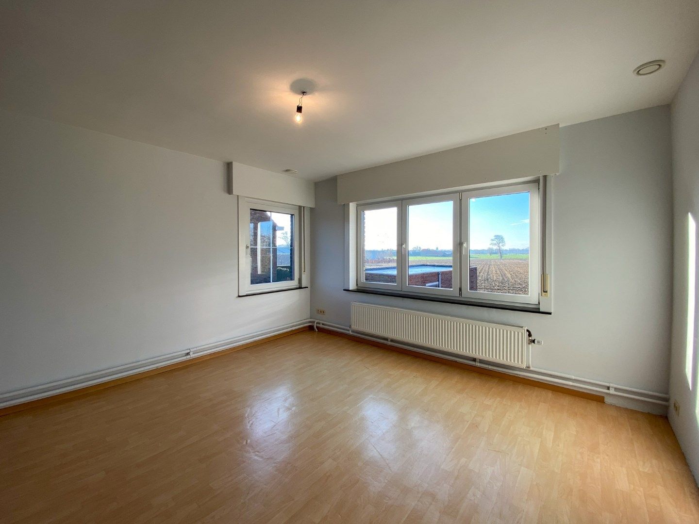 Woning met 4 slaapkamers, garage, loods en tuin. foto 12