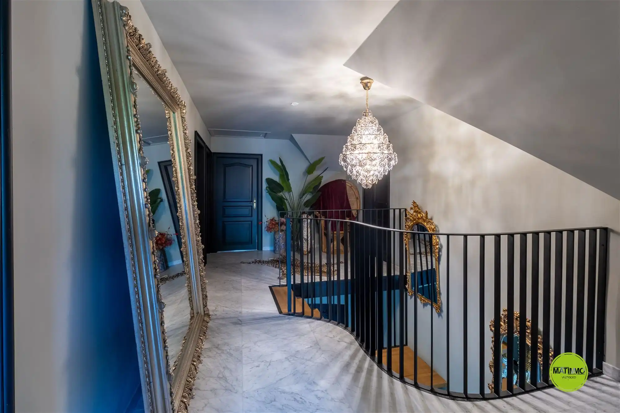Luxueus gerenoveerde woning met groot stuk grond  foto 25