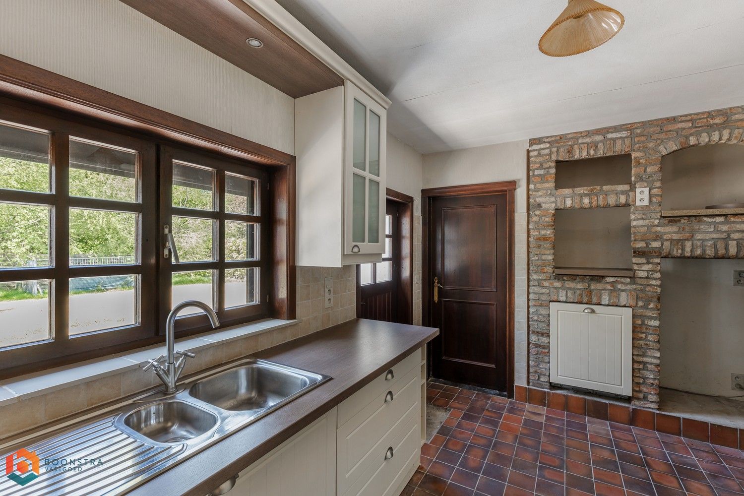 Landelijke Villa gelegen in groene omgeving met veel potentieel foto 7