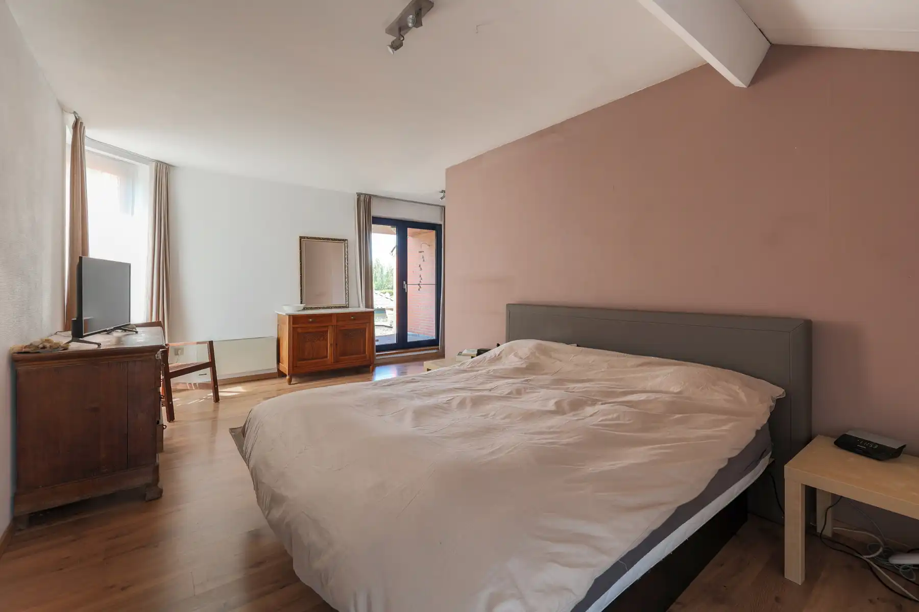 Vrijstaande woning op uniek perceel met zwembad foto 22