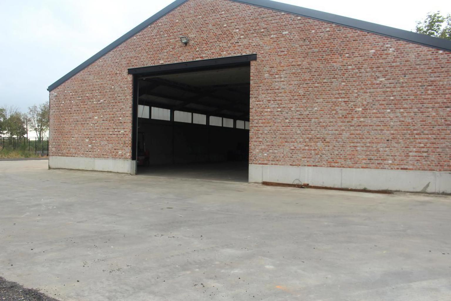 Opslagloods met buitenplein foto {{pictureIndex}}