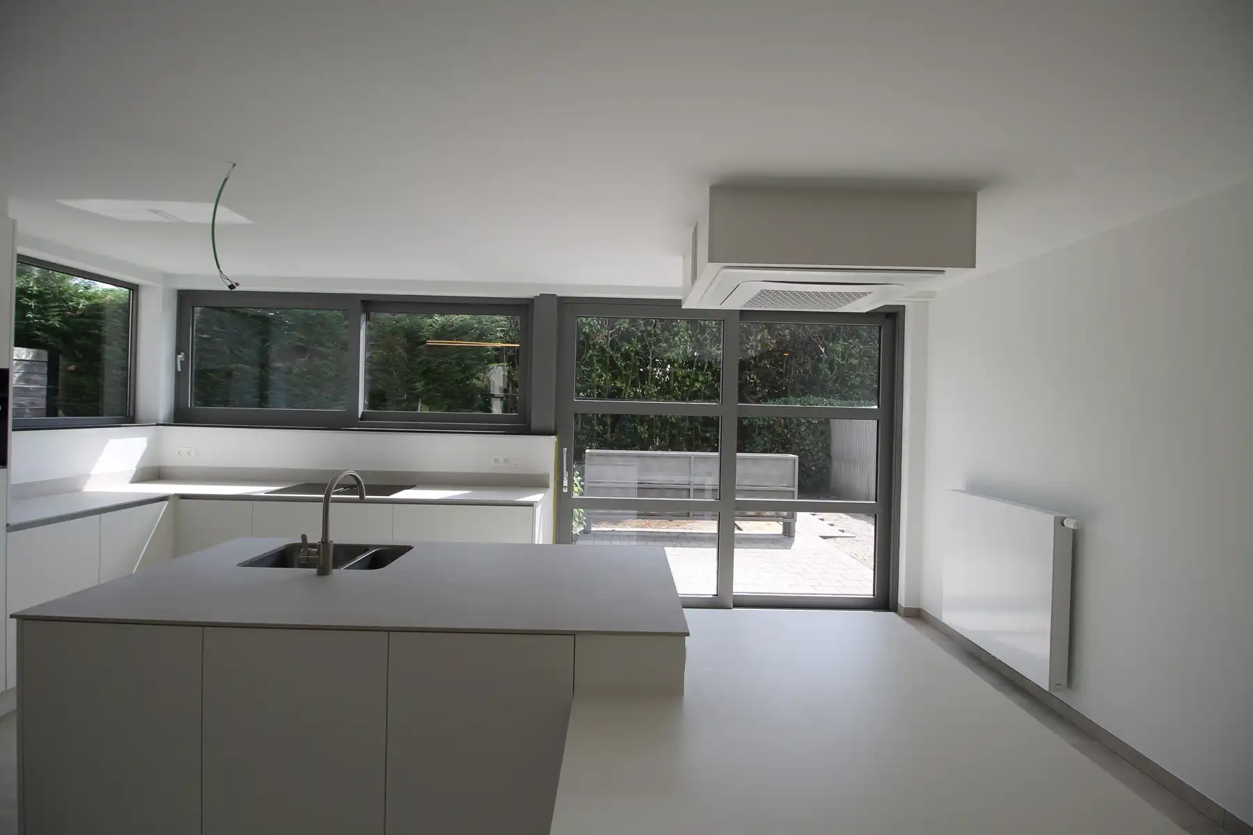 Uniek en ruim (ca 134m²) gelijkvloers appartement met 2 slaapkamers, terras en tuin en autostaanplaats. foto 6