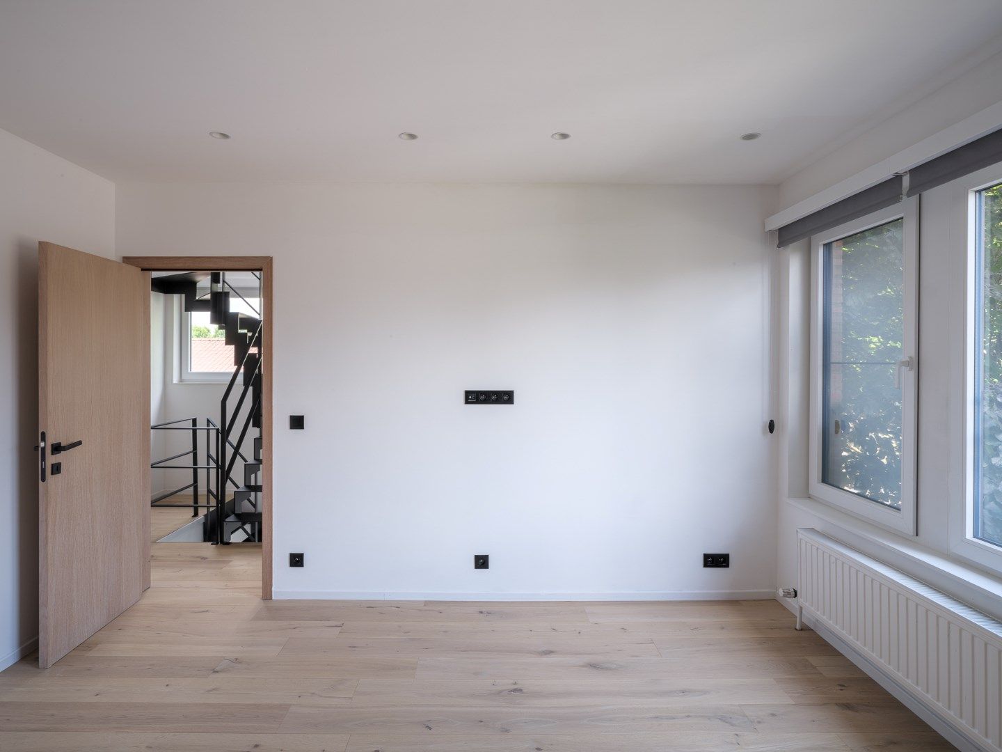 Volledig gerenoveerde, instapklare gezinswoning met grote tuin en dubbele garage foto 13
