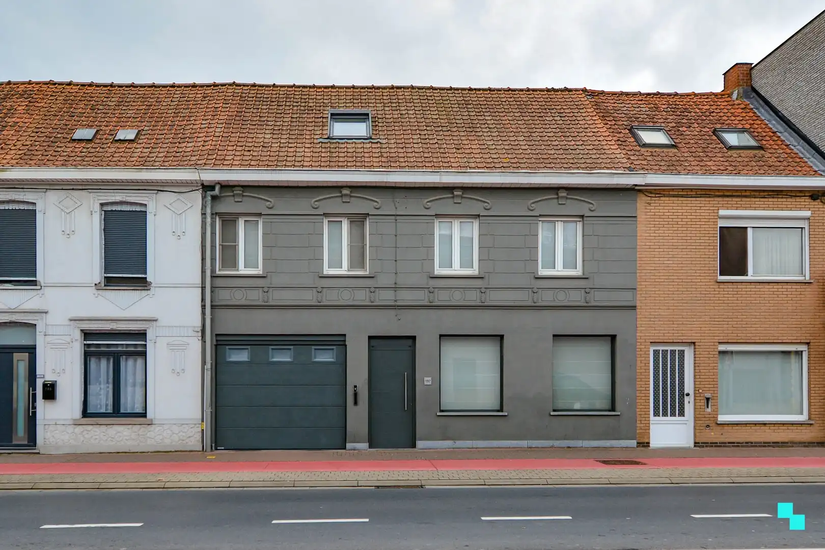 Verrassend ruime gezinswoning in hartje Roeselare foto {{pictureIndex}}