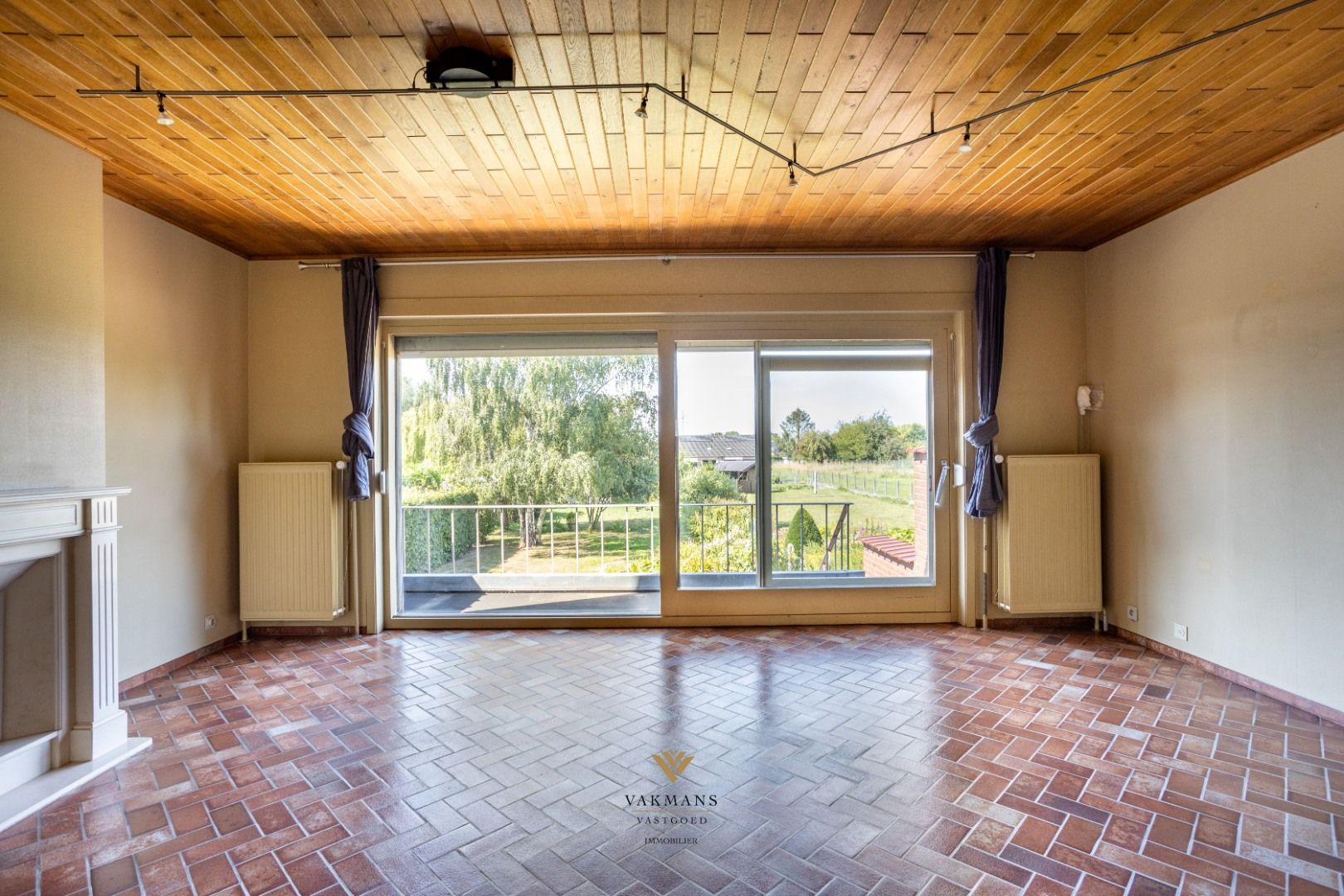 Woning met 3 slaapkamers en grote dubbele garage op prachtige locatie. foto 9