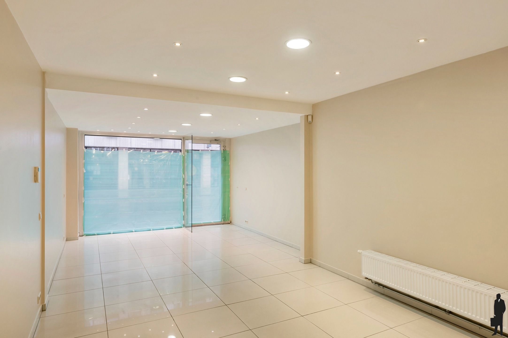 Lichtrijk commercieel gelijkvloers op toplocatie. foto 4