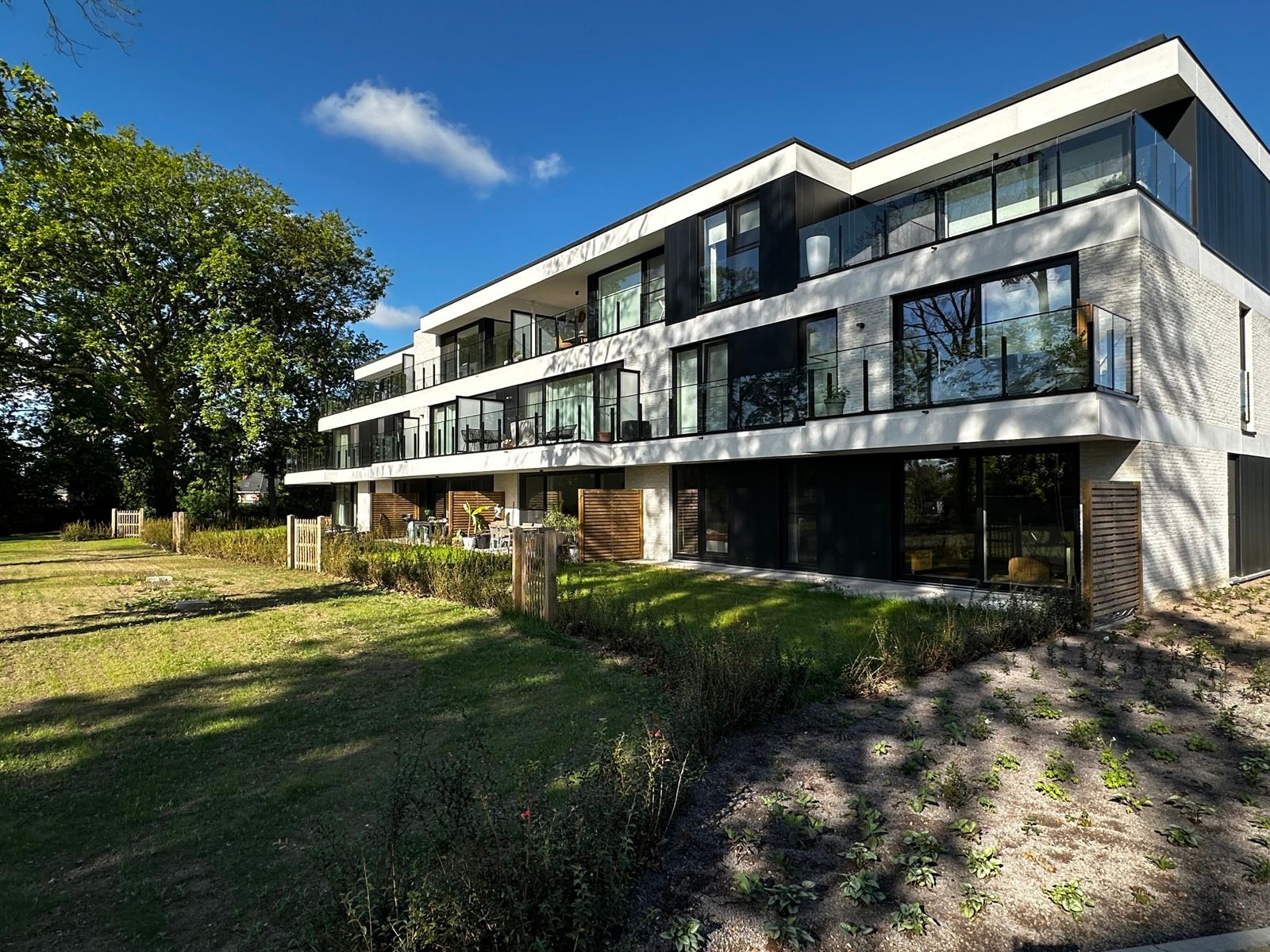 Nieuwbouw appartement met 2 slaapkamers te huur! foto {{pictureIndex}}