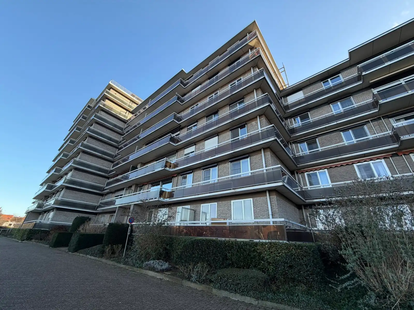 Gerenoveerde studio met aparte slaaphoek, terras en parking foto 6