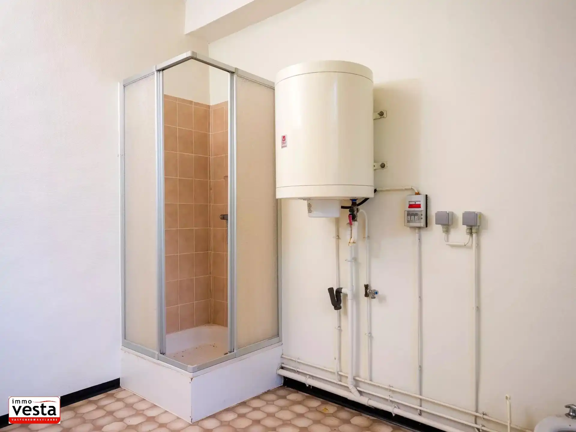 Voormalige pastorie met tal van mogelijkheden foto 18