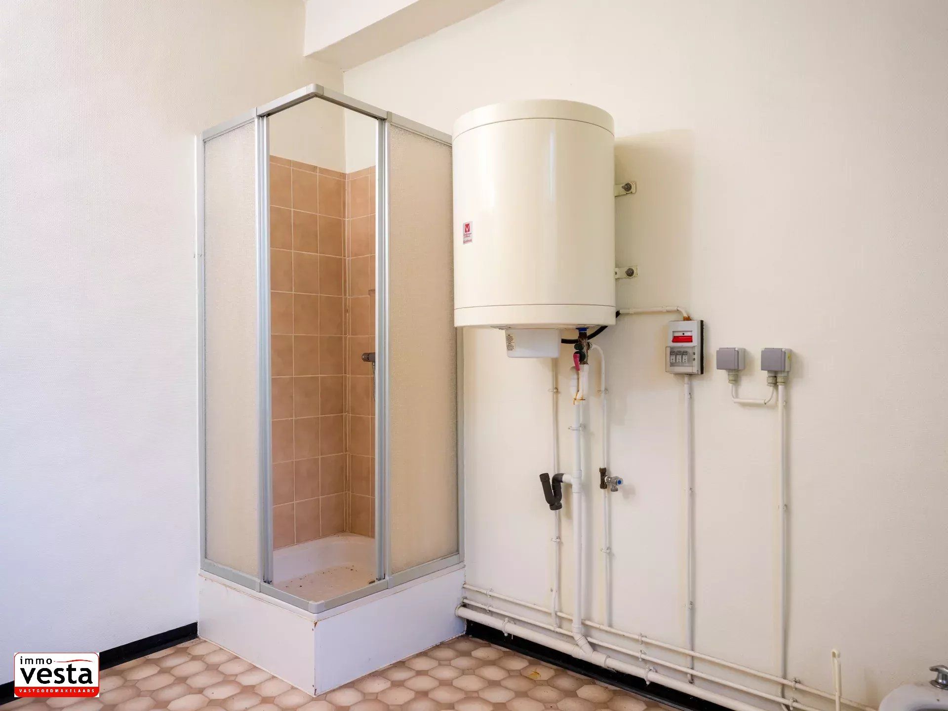 Voormalige pastorie met tal van mogelijkheden foto 18