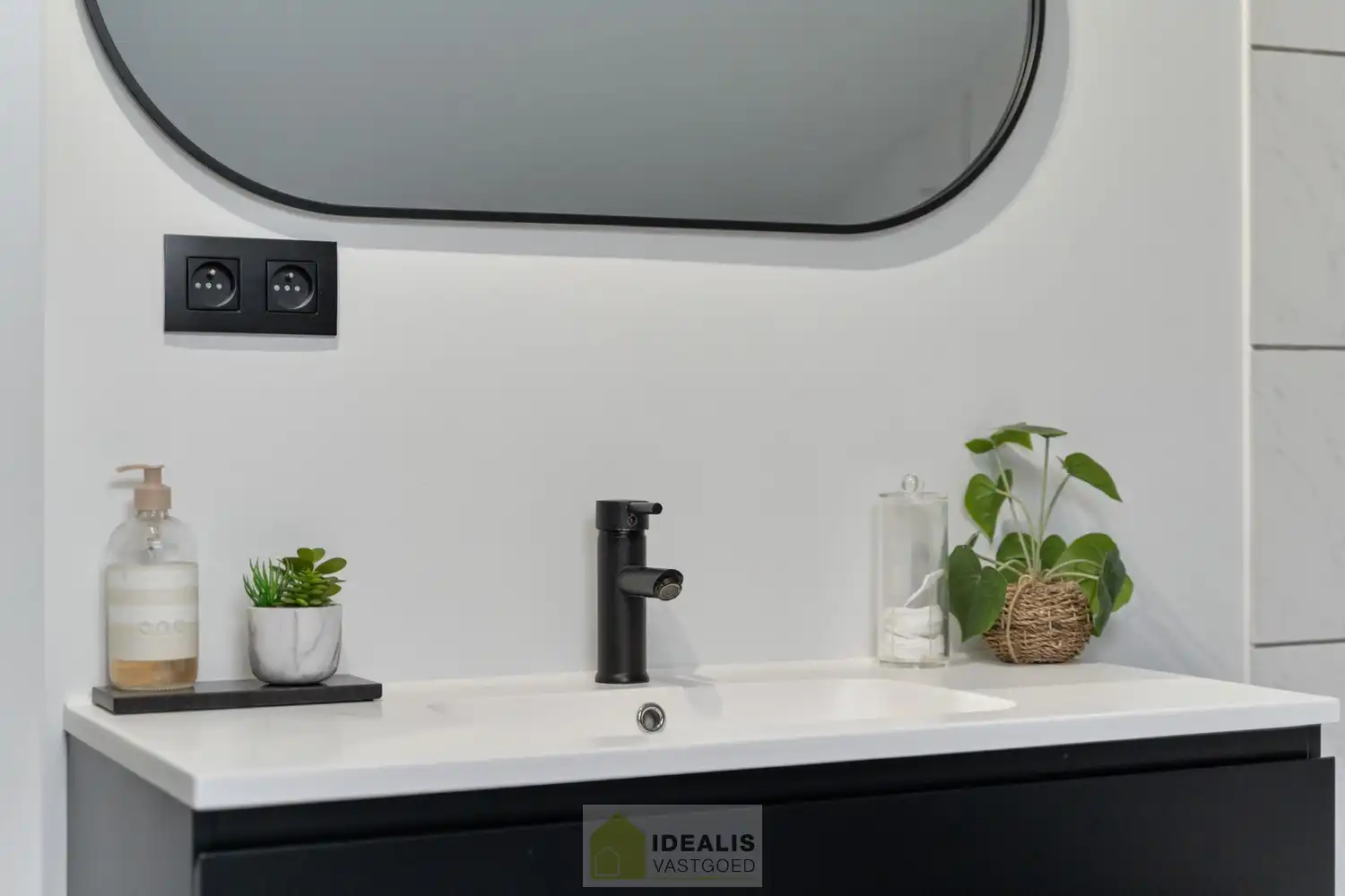 IDEALIS VASTGOED – ZEER RUIME EENGEZINSWONING MET EEN KNAPPE LEEFRUIMTE MET AANSLUITEND OPEN MODERNE KEUKEN, MOMENTEEL 3 SLAAPKAMERS MAAR MOGELIJKHEID TOT 4 SLAAPKAMERS, 2 BADKAMERS, ONDERKELDERD EN VOLLEDIG AANGELEGD MET EEN KNAPPE TUIN EN HEERLIJK OVERDEKT TERRAS OP EEN PERCEEL VAN 5A 63CA! Deze ruime gezinswoning omvat +- 215m² netto bewoonbare oppervlakte met een aangename woonkamer bestaande uit zit-en eetgedeelte, een open moderne keuken, 3 slaapkamers maar mogelijkheid tot 4 slaapkamers en 2 badkamers. Een unieke kans voor kandidaten op zoek naar een ééngezinswoning voorzien van alle faciliteiten en comfort op een fijne locatie in een residentiële wijk tussen de centra van Oudsbergen, Bocholt, Bree en Peer! De huidige eigenaars hebben de woning in 2023 grondig gerenoveerd en o.a. voorzien van vloerverwarming, een warmtepompboiler en 2 lucht-luchtsystemen om te koelen en warmen!! foto 22
