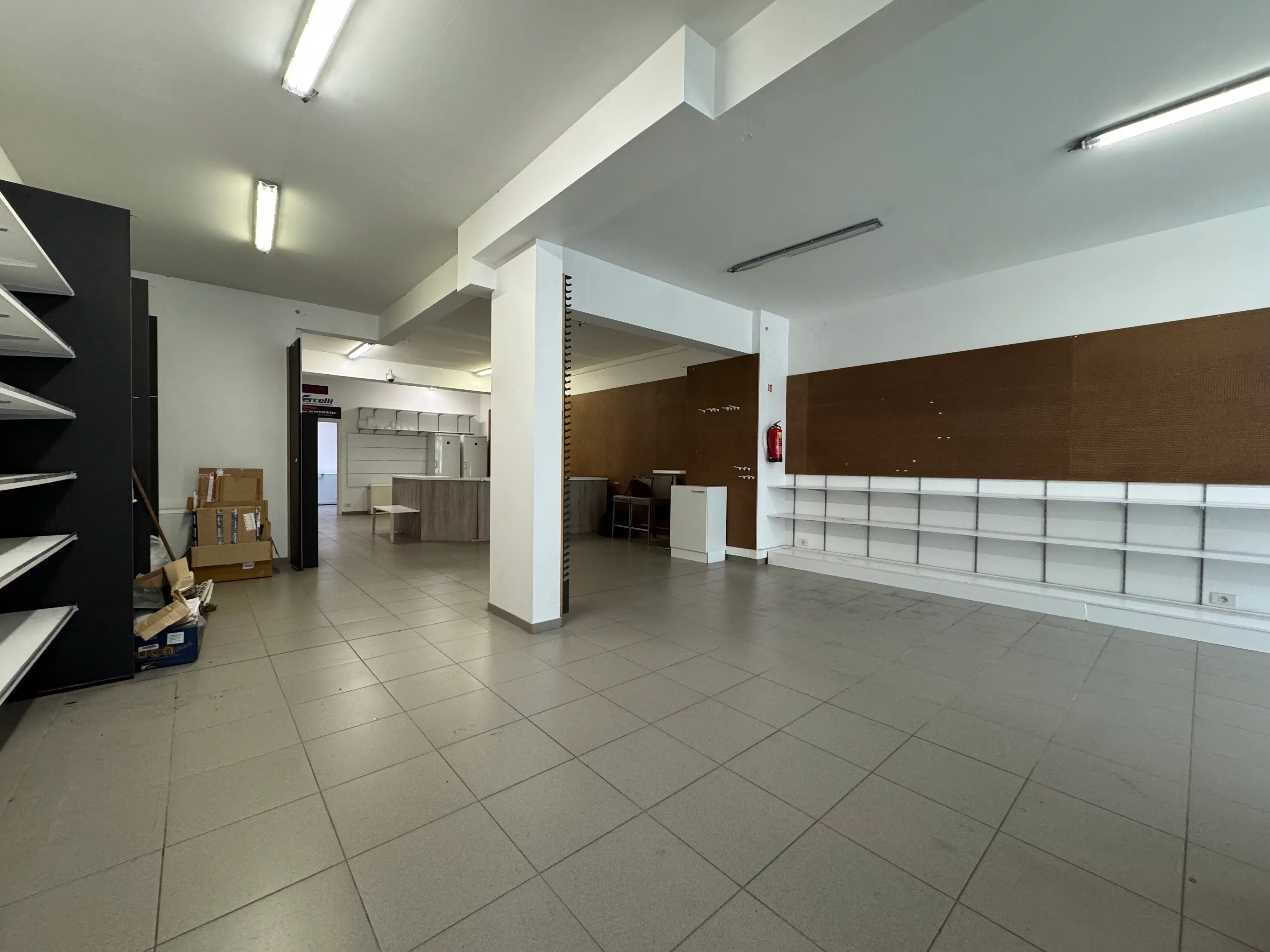 Handelsgelijkvloers 148m² + kelder 65m² foto 2