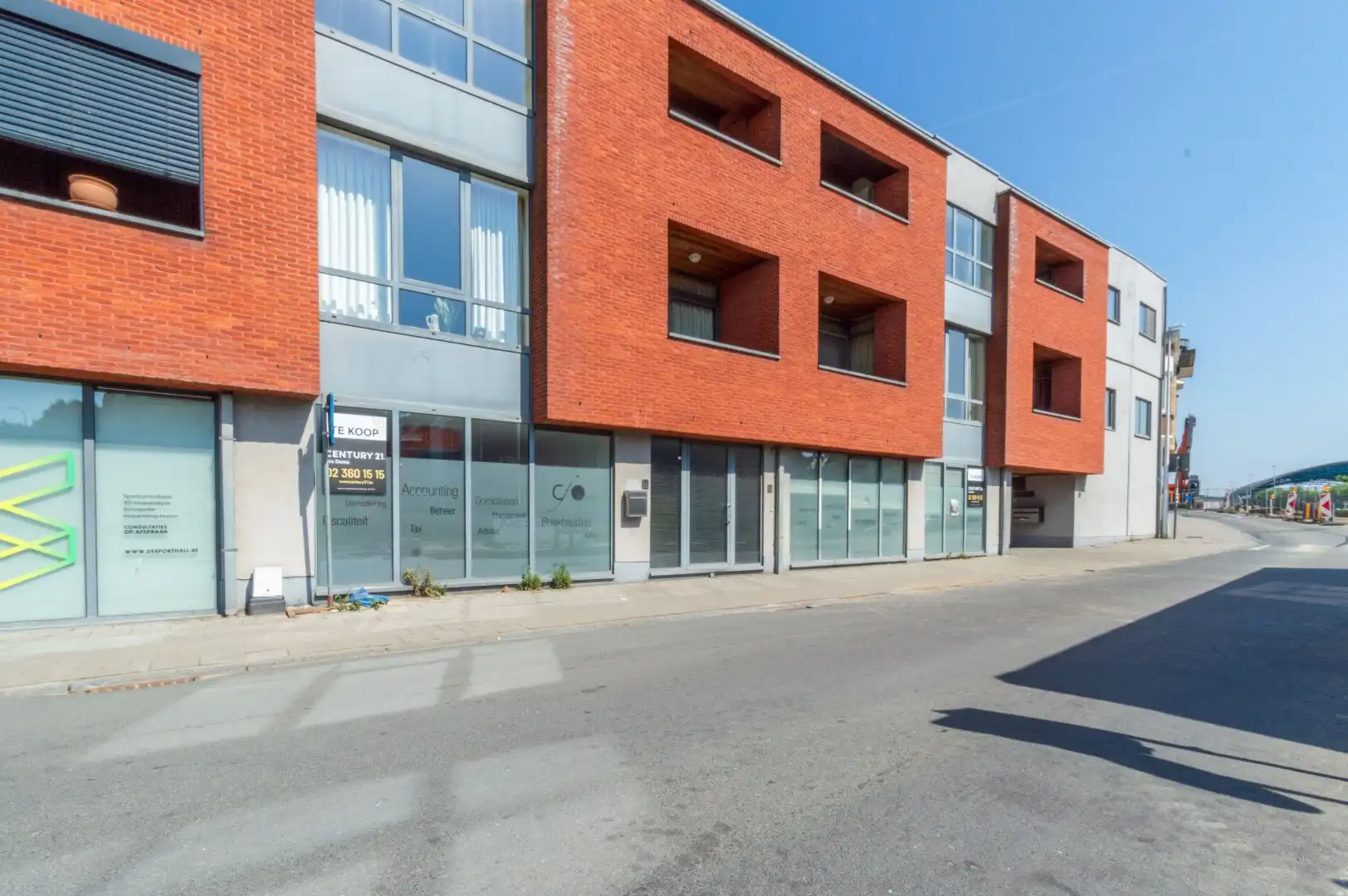 Een ruime, instapklare gelijkvloerse praktijk-, kantoor- en/of commerciële (+-154m²) foto 9