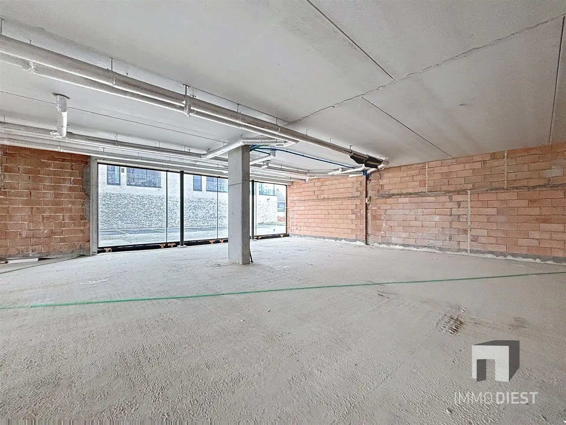 Commercieel Gebouw van 250m2 op toplocatie met parking! foto 9