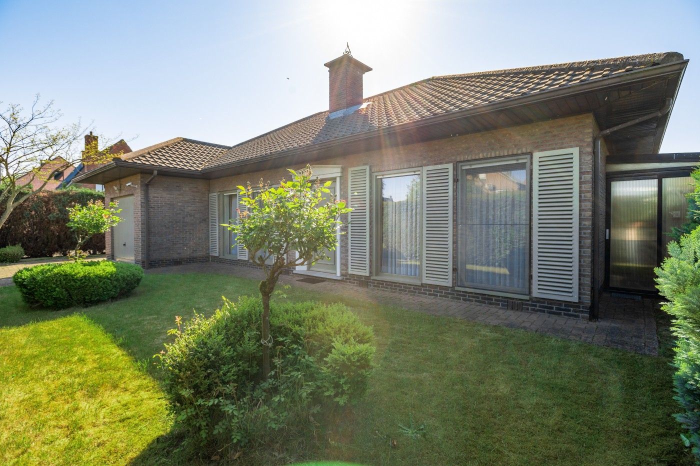 Hoofdfoto van de publicatie: Vrijstaande laagbouwwoning met 3 slpk., tuin en inpandige garage