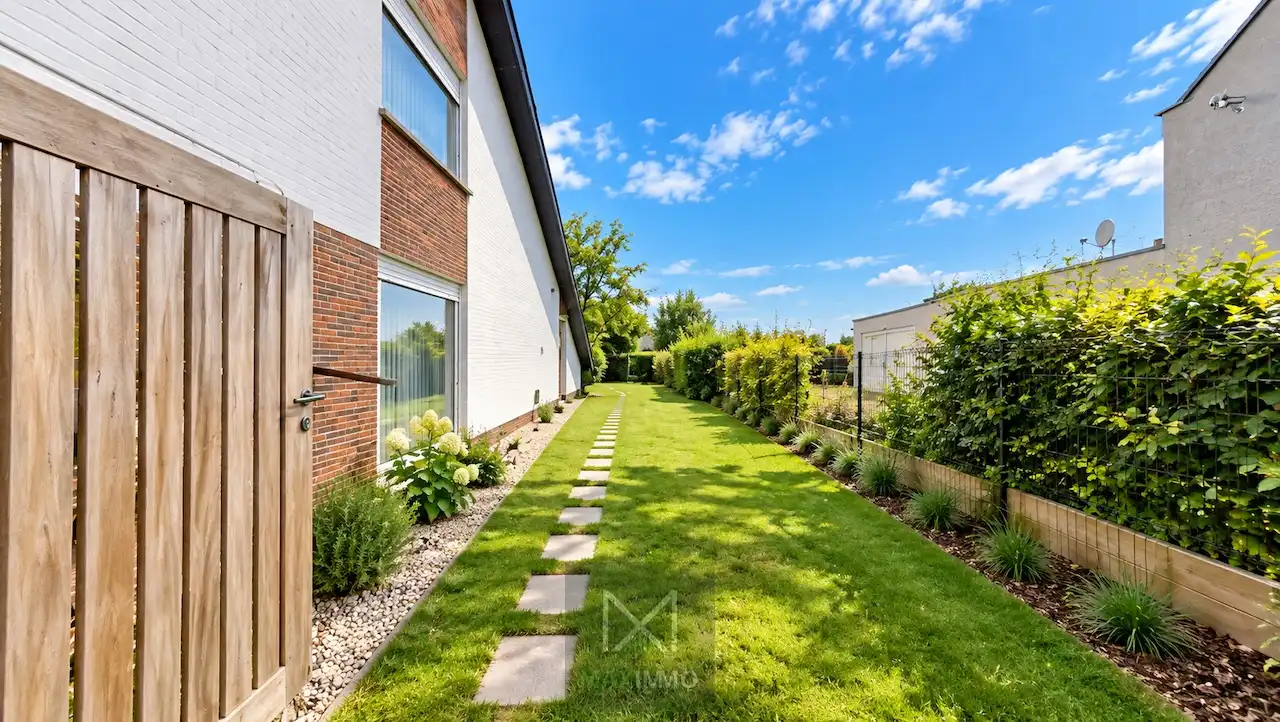 Instapklare gezinswoning met 3 slaapkamers, dubbele garage, ruim atelier en zonnige tuin in Rekkem foto 15