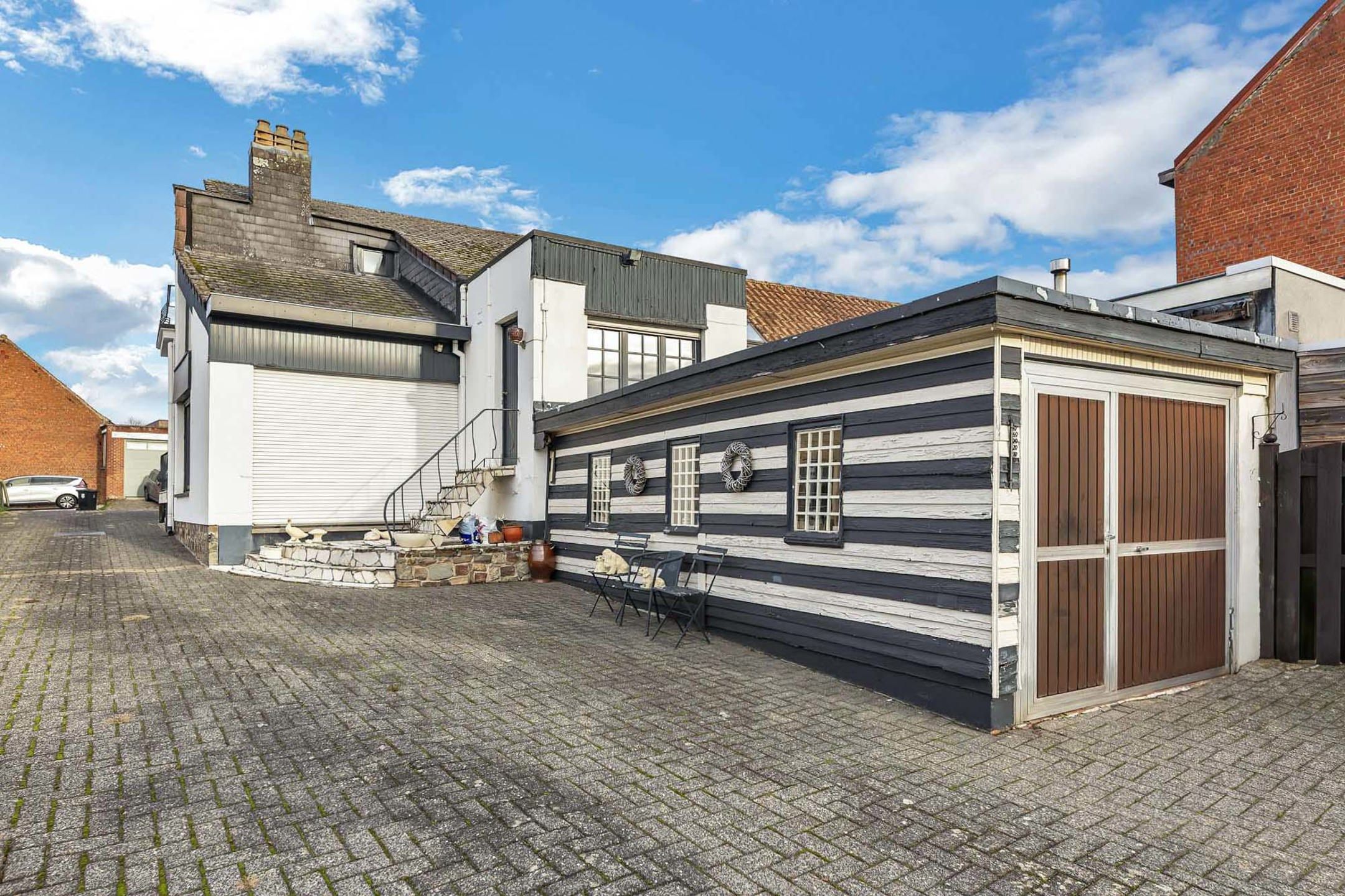 Te renoveren HOB met ruime garages en tuin foto 16