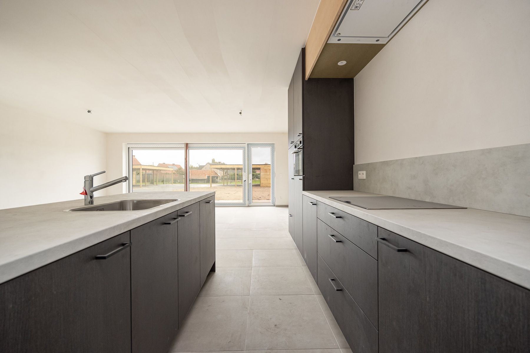 Halfopen woning met 3 slaapkamers en carport/fietsenberging op perceel van ca 370 m² foto 5