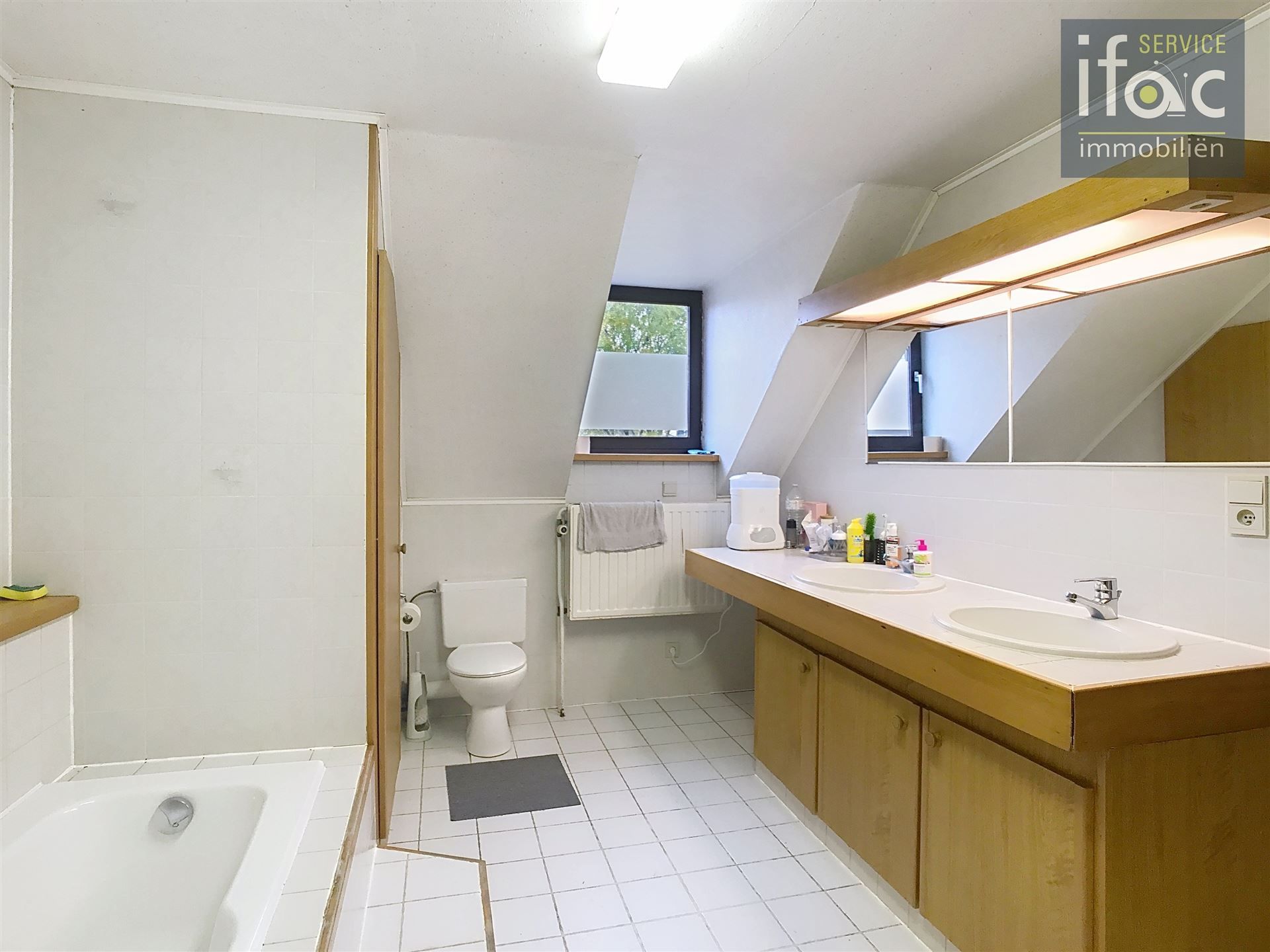 Huis met 4 slpks, 2 badk., tuin en garage foto 15