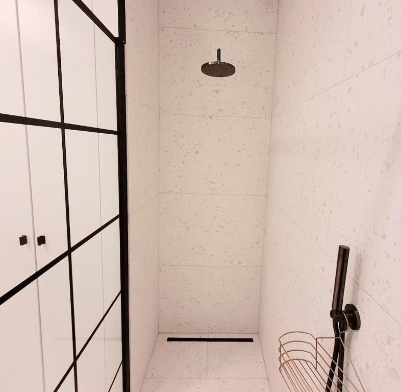 Recent gerenoveerde 2 slaapkamer appartement te Oostduinkerke bad foto 8