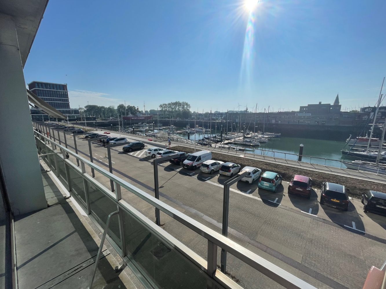 Ruime studio met zonnig terras en uitzicht op de boten  in de Haven van Zeebrugge . Er is een mogelijkheid om een garagebox in het gebouw bij te huren. En dit op het gelijkvloers. Dichtbij de gezellige restaurantjes in Zeebrugge. foto 6