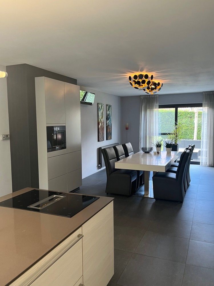 Licht, ruimte en luxe: energiezuinige, recente villa met 5 slk te koop in Maasmechelen! foto 11