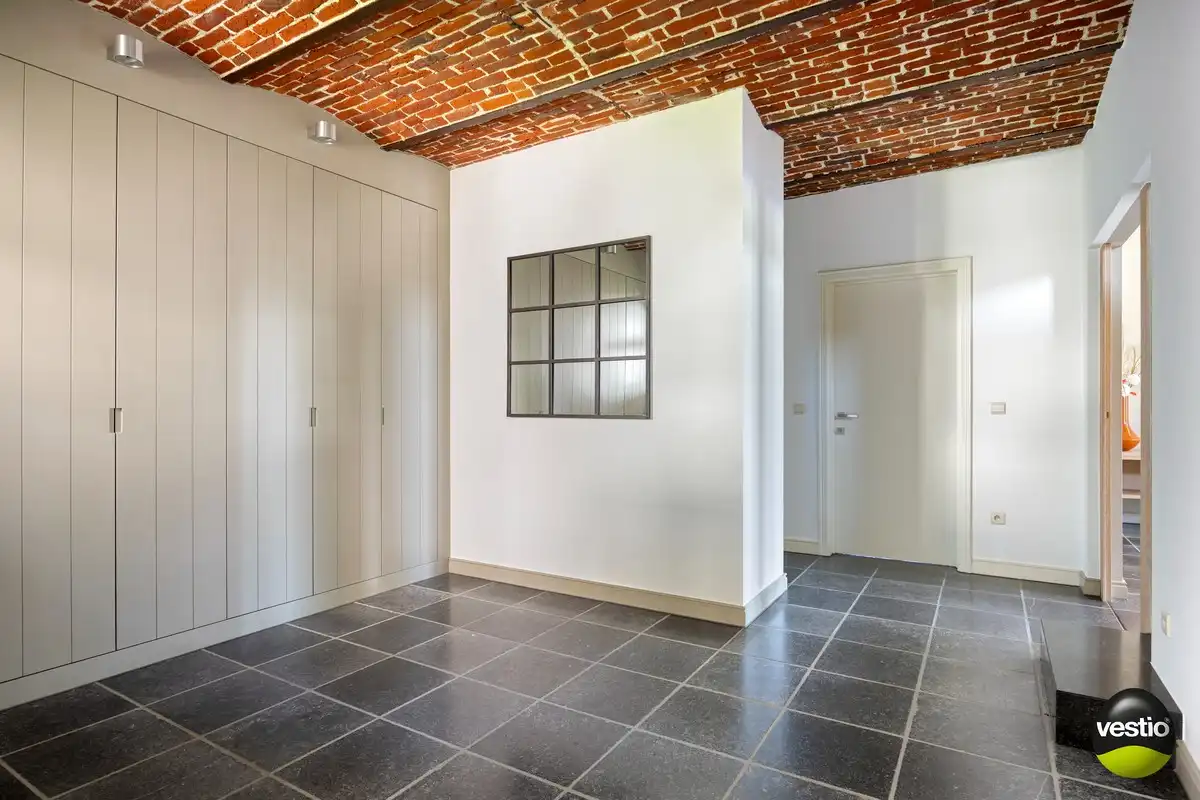 EXCLUSIEVE HOEVE MET MEERDERE WOONGEDEELTES, ATELIER, STALLING en AANPALENDE WEIDE OP CA. 1,6 HECTARE NABIJ DOMEIN NIEUWENHOVEN. foto 36