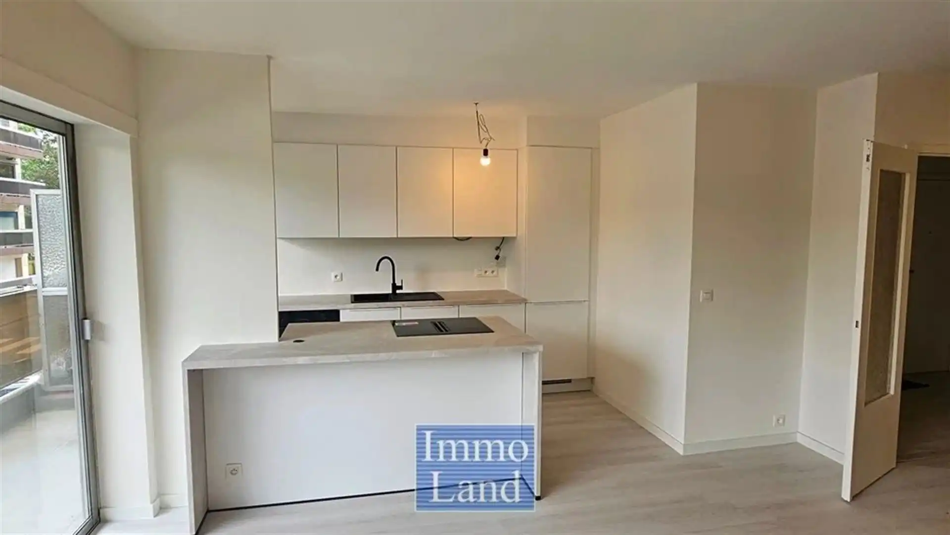 Modern appartement met 2 terrassen gelegen met aan het Sint Katarinaplein. (Meer info op www.immoland.com)  foto 4